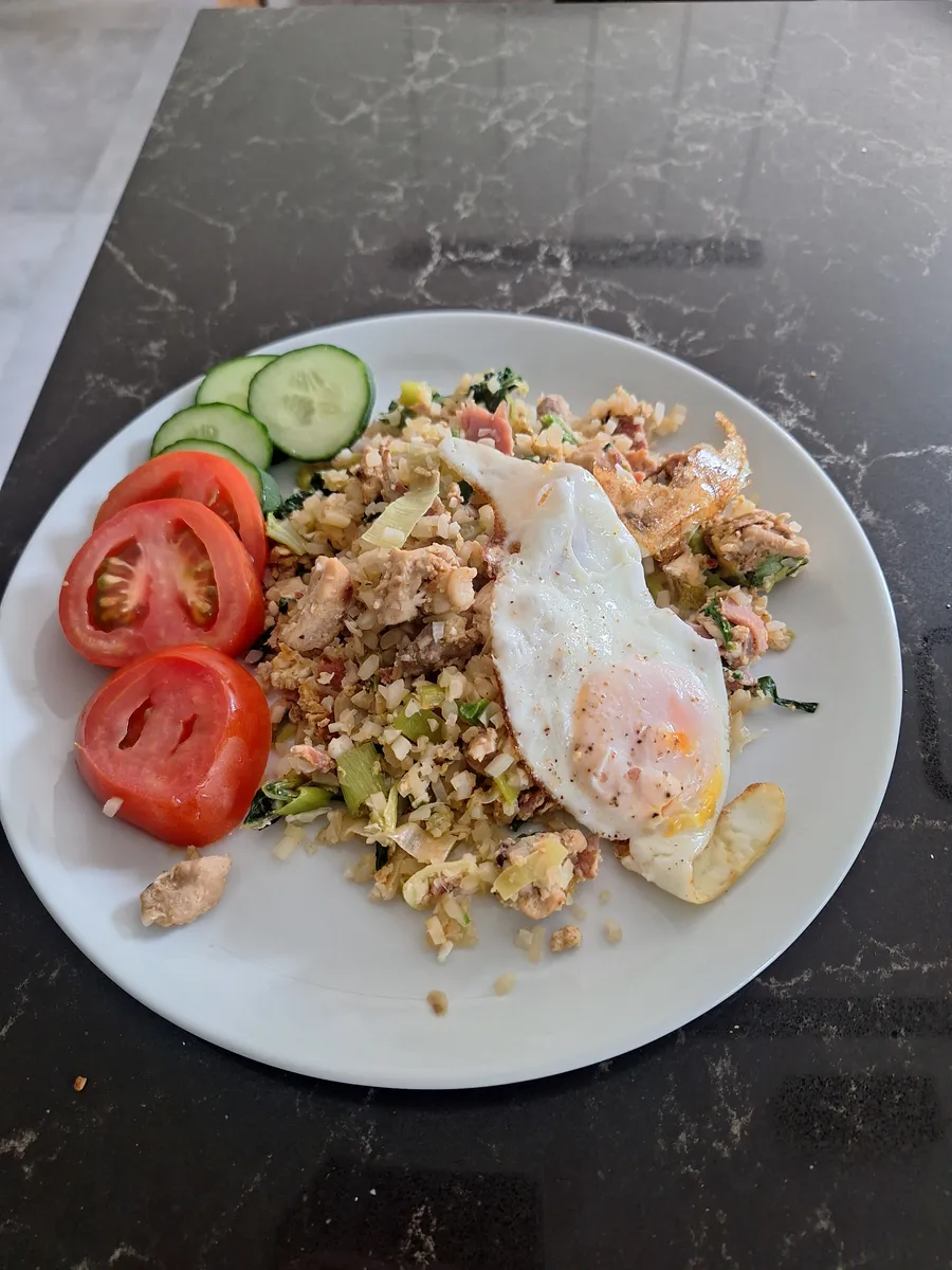 Gerechtfoto van een bezoeker bij recept Bloemkoolnasi met kip, ham en ei